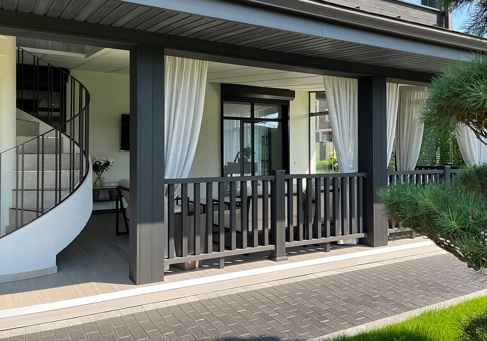 Террасы с ограждениями в загородном доме Террасы с ограждениями в загородном доме