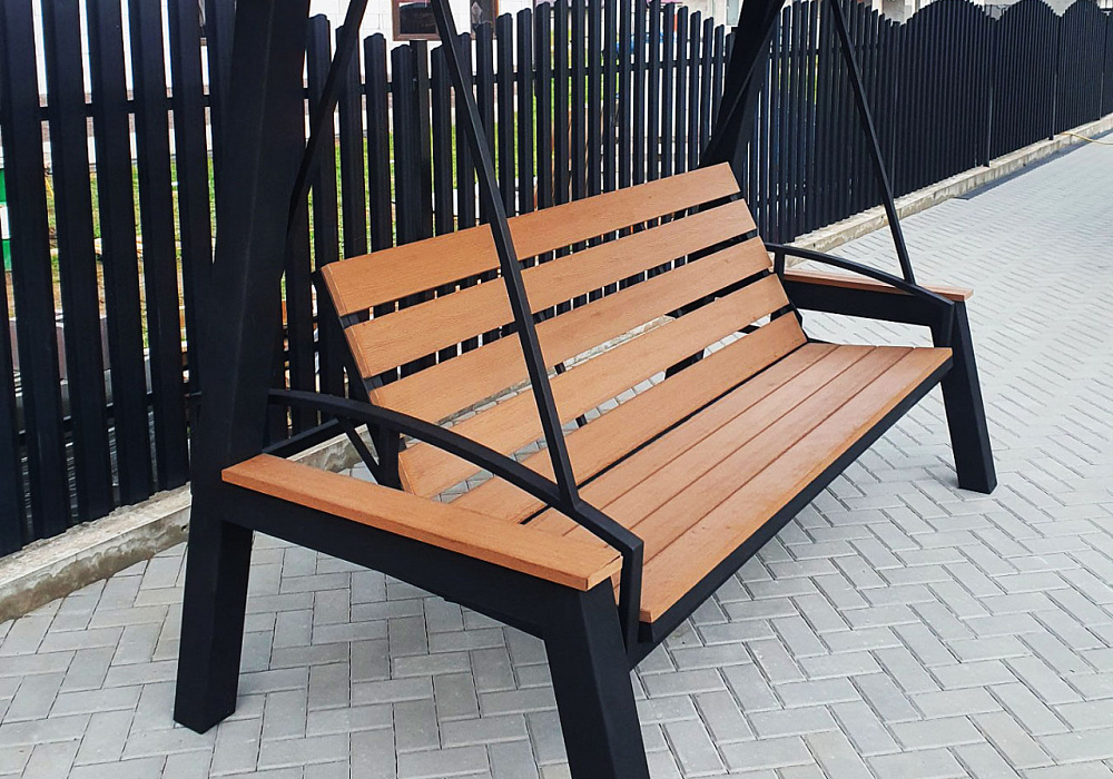 Качели из ДПК во дворе частного дома Качели из ДПК во дворе частного дома