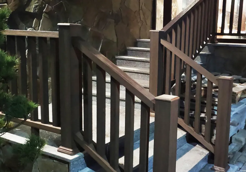 Ограждение Классик на крыльце загородного дома Ограждение Классик на крыльце загородного дома