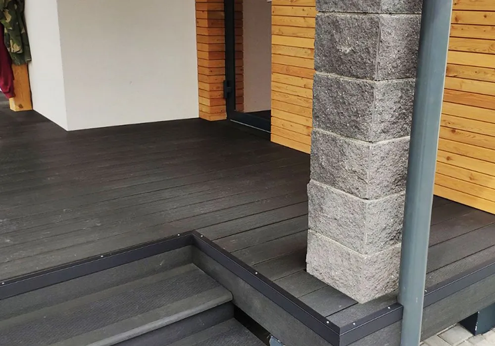 Терраса со ступенями в черном цвете. Терраса со ступенями в черном цвете.