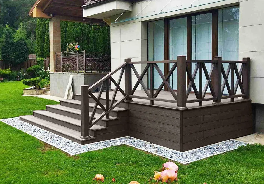 Терраса со ступенями и ограждениями Терраса со ступенями и ограждениями
