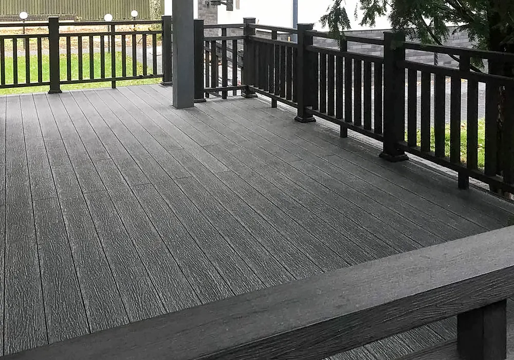 Террасы со ступенями и ограждениями в загородном доме Террасы со ступенями и ограждениями в загородном доме