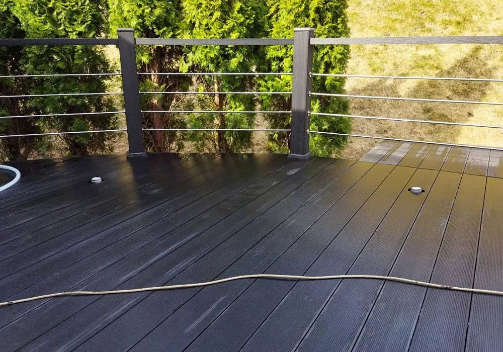 Ограждение из ДПК террасы дома для отдыха Ограждение из ДПК террасы дома для отдыха