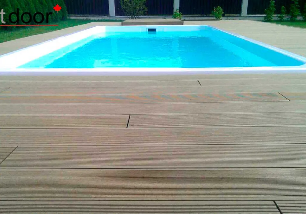 Открытый бассейн частного жилого дома Открытый бассейн частного жилого дома