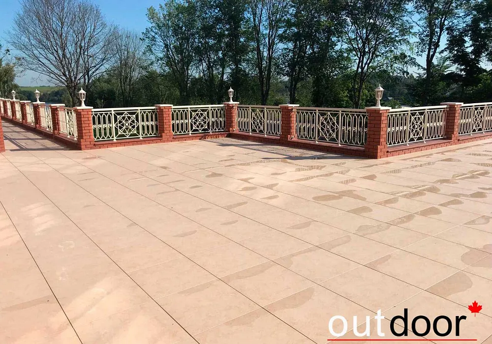 Терраса из керамической напольной плитки и доски ДПК Терраса из керамической напольной плитки и доски ДПК