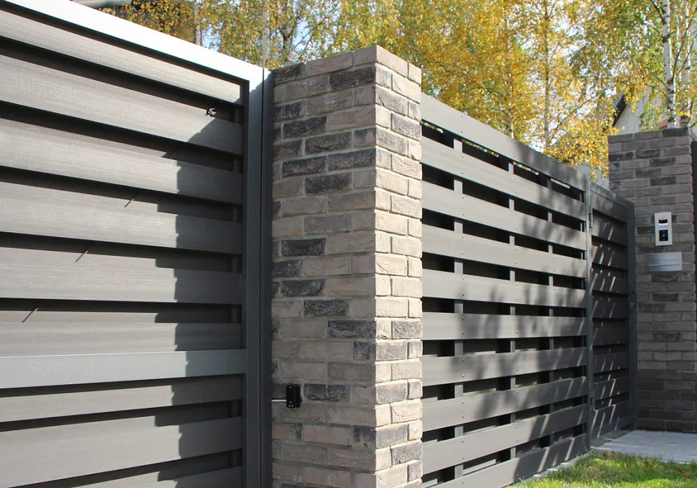 Забор с воротами и калиткой на загородном участке Забор с воротами и калиткой на загородном участке