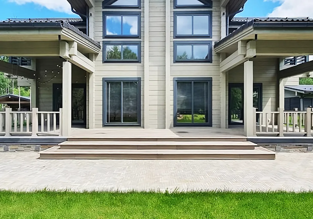 Терраса коттеджа с ограждениями и ступенями Терраса коттеджа с ограждениями и ступенями