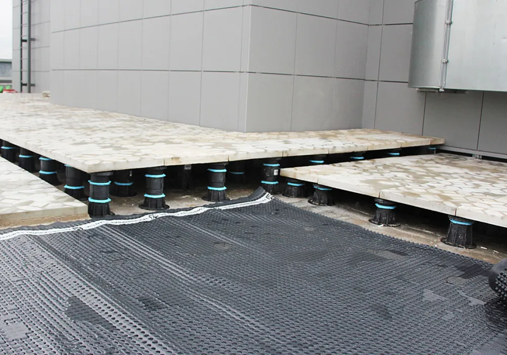 Настил на регулируемых опорах Kronex на крыше бизнес-центра. Настил на регулируемых опорах Kronex на крыше бизнес-центра.