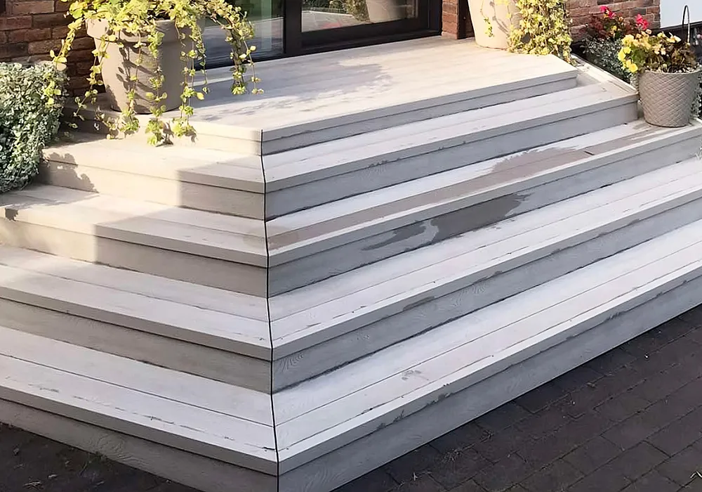 Крыльцо и терраса ДПК с мебелью из ротанга Крыльцо и терраса ДПК с мебелью из ротанга