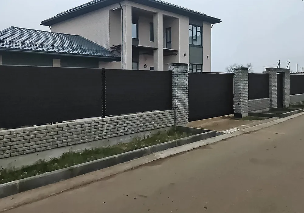 Забор ДПК на территории частного дома Забор ДПК на территории частного дома