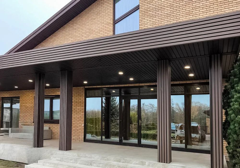 Облицовка навеса и колонн террасы частного дома Облицовка навеса и колонн террасы частного дома