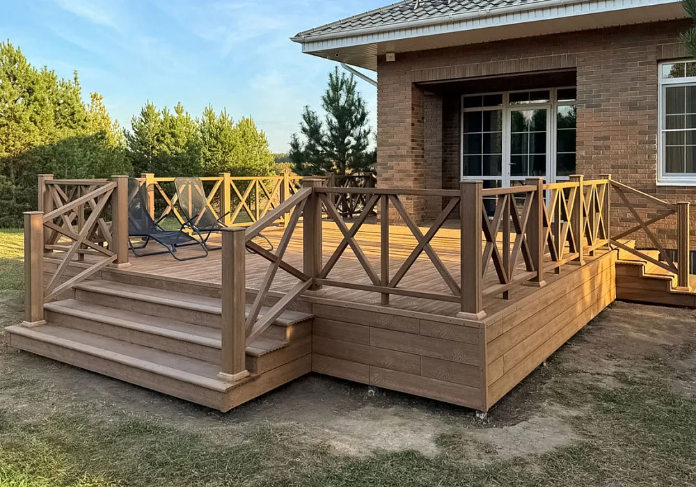 Терраса с ограждениями и ступенями Терраса с ограждениями и ступенями