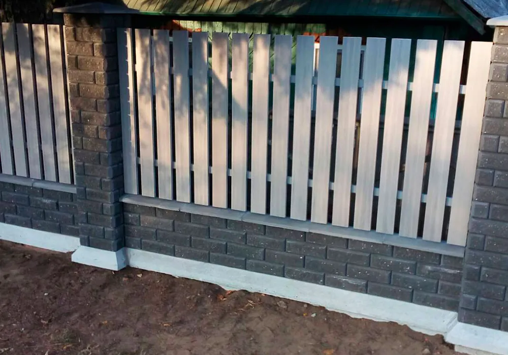 Заполнение пролетов кирпичного забора доской ДПК Outdoor. Заполнение пролетов кирпичного забора доской ДПК Outdoor.