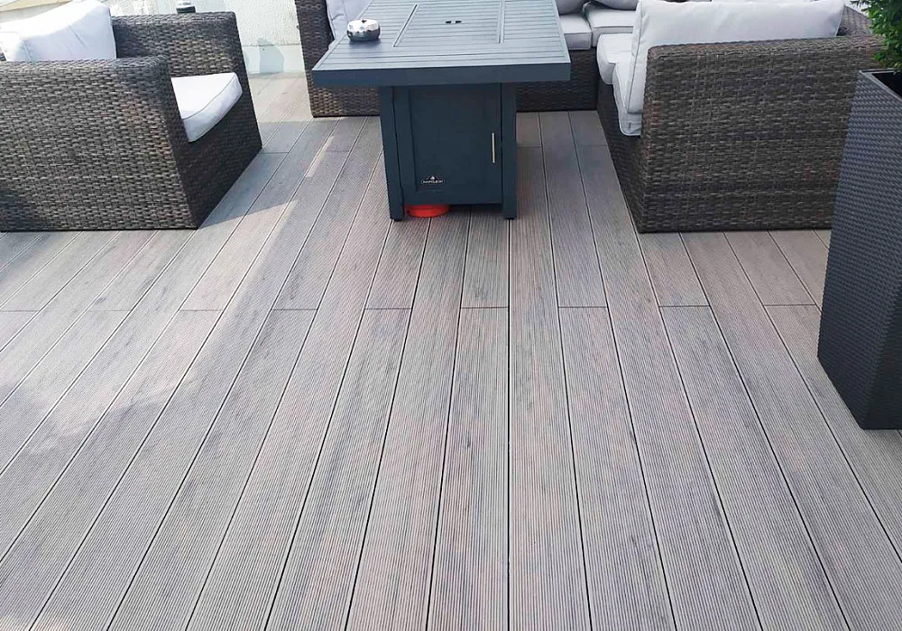 Настил из террасной доски на открытом балконе высотного дома. Настил из террасной доски на открытом балконе высотного дома.