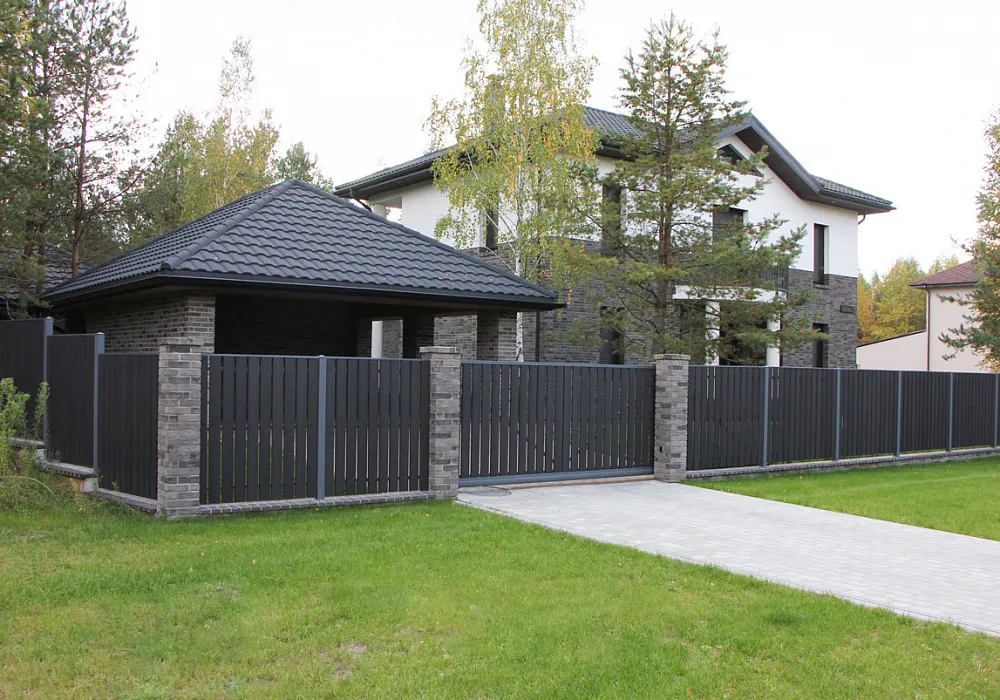 Забор на участке загородного дома Забор на участке загородного дома