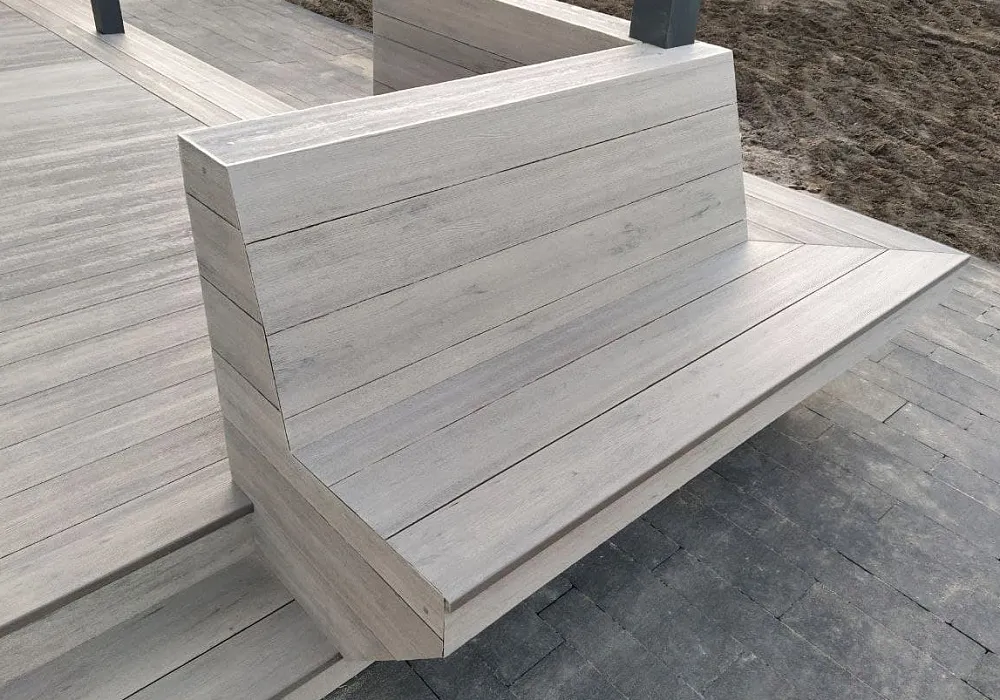 Терраса со ступенями и скамейками в частном доме Терраса со ступенями и скамейками в частном доме