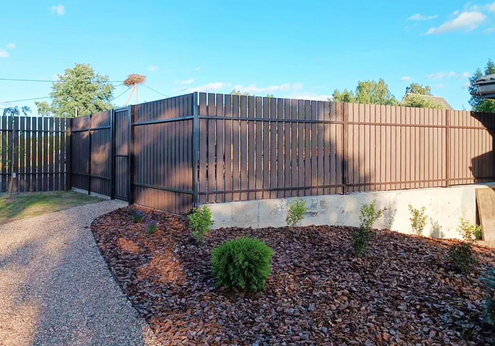 Забор ДПК на территории загородного дома Забор ДПК на территории загородного дома