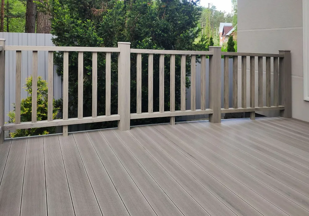 Терраса с ограждениями на дачном участке Терраса с ограждениями на дачном участке