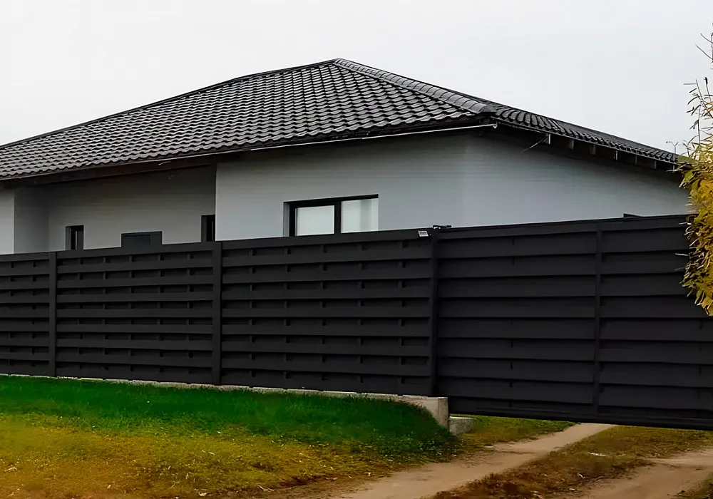 Забор из ДПК на участке дома Забор из ДПК на участке дома