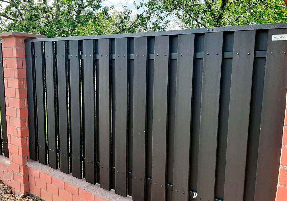 Заполнение пролетов забора на кирпичном основании. Заполнение пролетов забора на кирпичном основании.