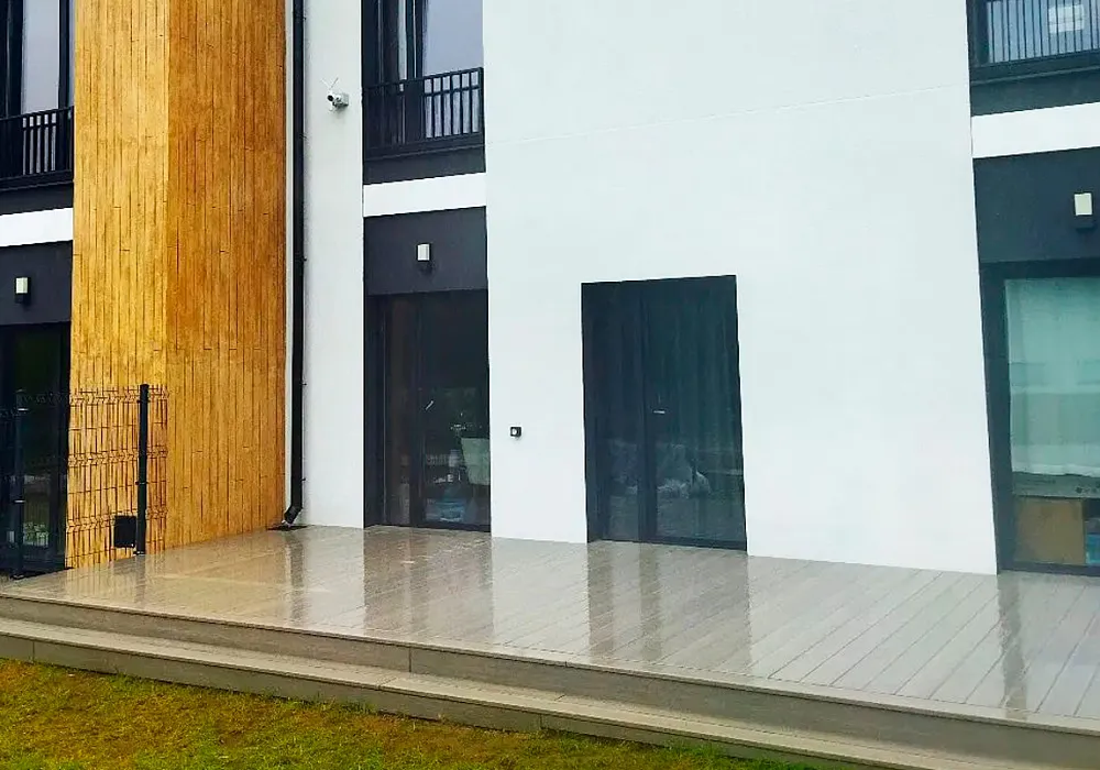 Терраса из ДПК в жилом комплексе Терраса из ДПК в жилом комплексе