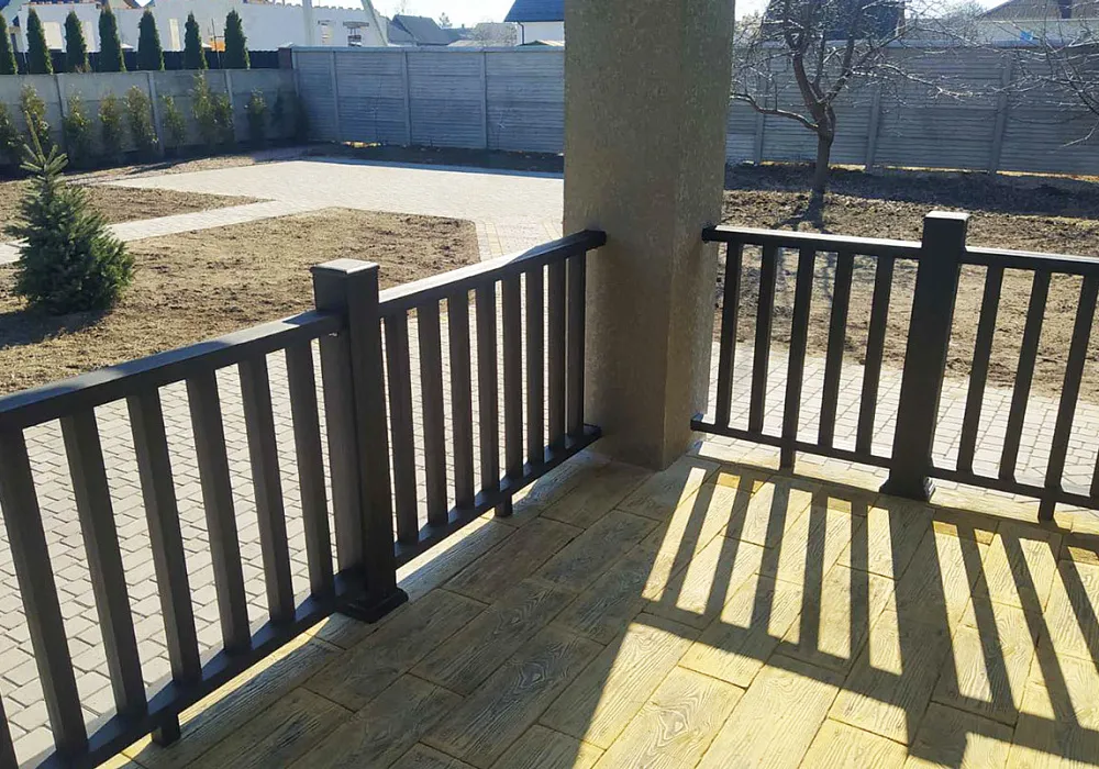 Ограждения Классик в черном цвете на террасе загородного дома Ограждения Классик в черном цвете на террасе загородного дома