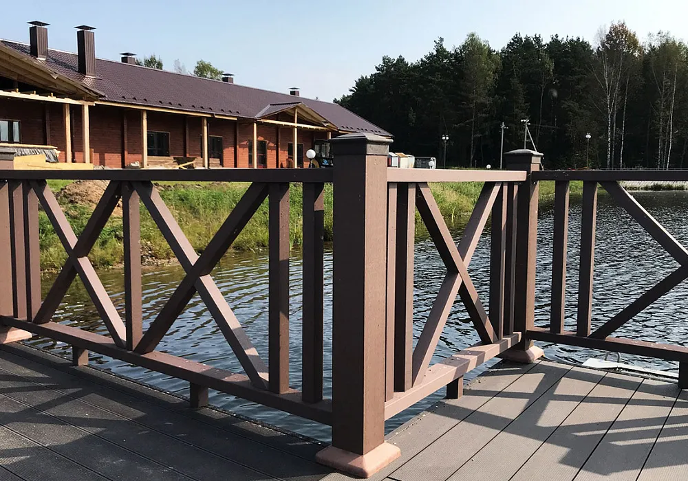 Оборудованный пирс в агротуристическом комплексе. Оборудованный пирс в агротуристическом комплексе.