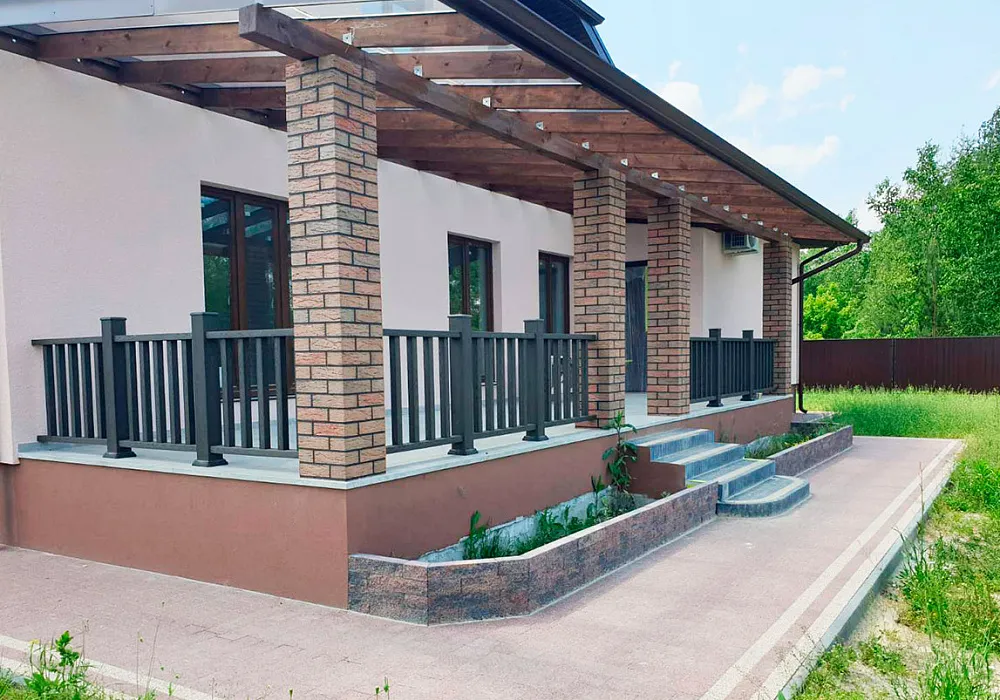 Ограждение ДПК Outdoor "Классик" на террасе частного дома. Ограждение ДПК Outdoor "Классик" на террасе частного дома.