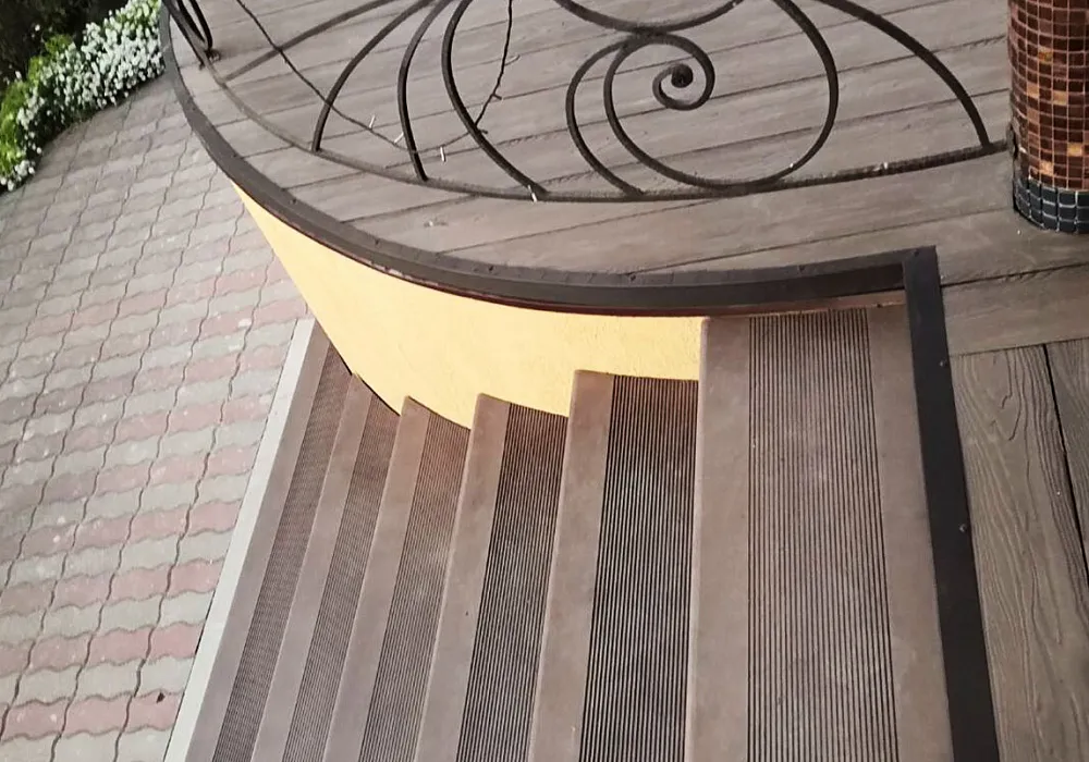 Террасная доска и ступени на крыльце дома. Террасная доска и ступени на крыльце дома.