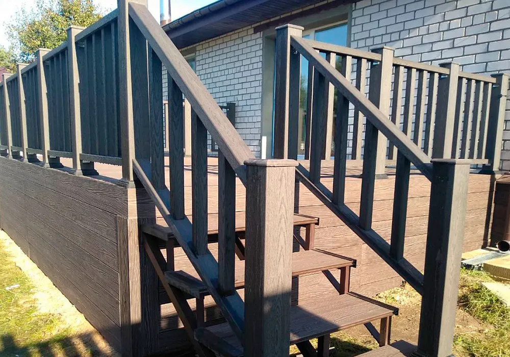 Ограждение ДПК темно-коричневого цвета для открытой террасы загородного дома. Ограждение ДПК темно-коричневого цвета для открытой террасы загородного дома.