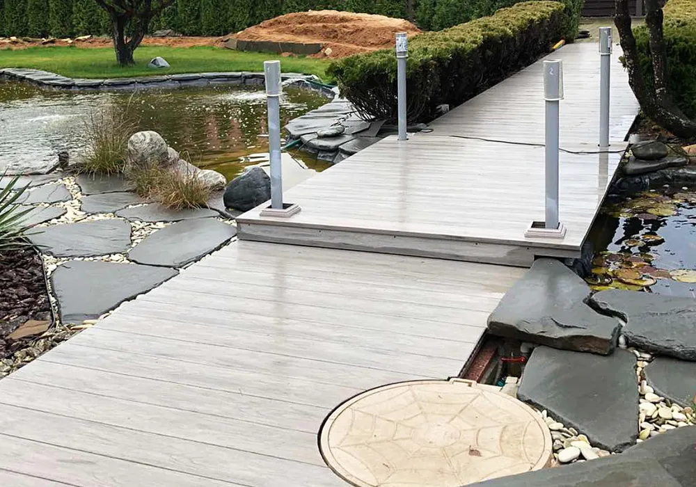 Мост через пруд во дворе частного дома Мост через пруд во дворе частного дома