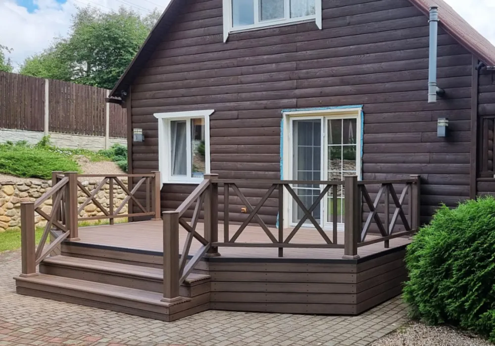 Терраса со ступенями и ограждениями из ДПК Терраса со ступенями и ограждениями из ДПК