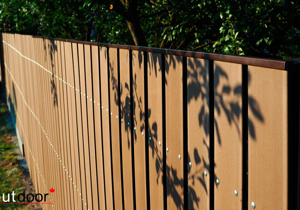 Забор с калиткой и распашными воротами частного жилого дома Забор с калиткой и распашными воротами частного жилого дома