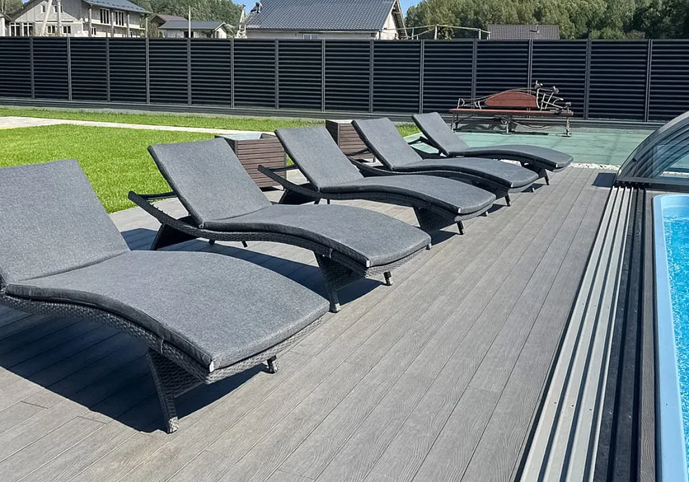 Шезлонги Палермо у бассейна загородного дома Шезлонги Палермо у бассейна загородного дома