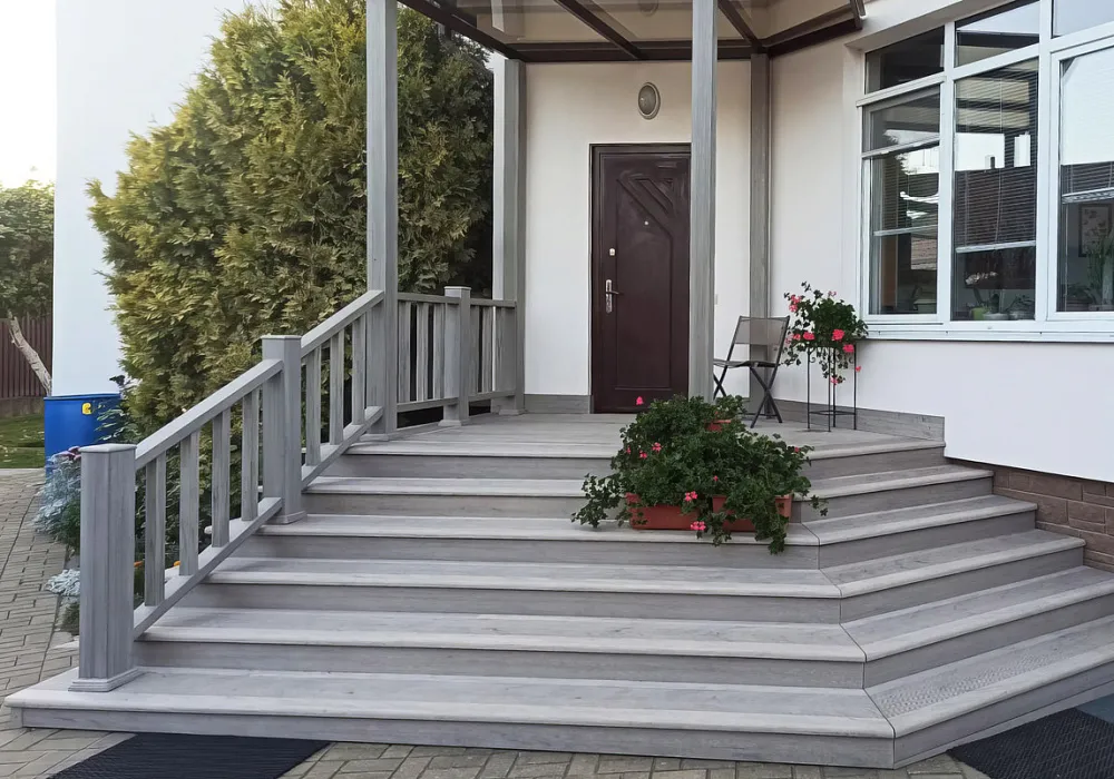 Крыльцо со ступенями и ограждениями Крыльцо со ступенями и ограждениями