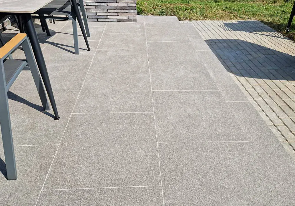 Плитка из керамогранита на террасе частного дома Плитка из керамогранита на террасе частного дома