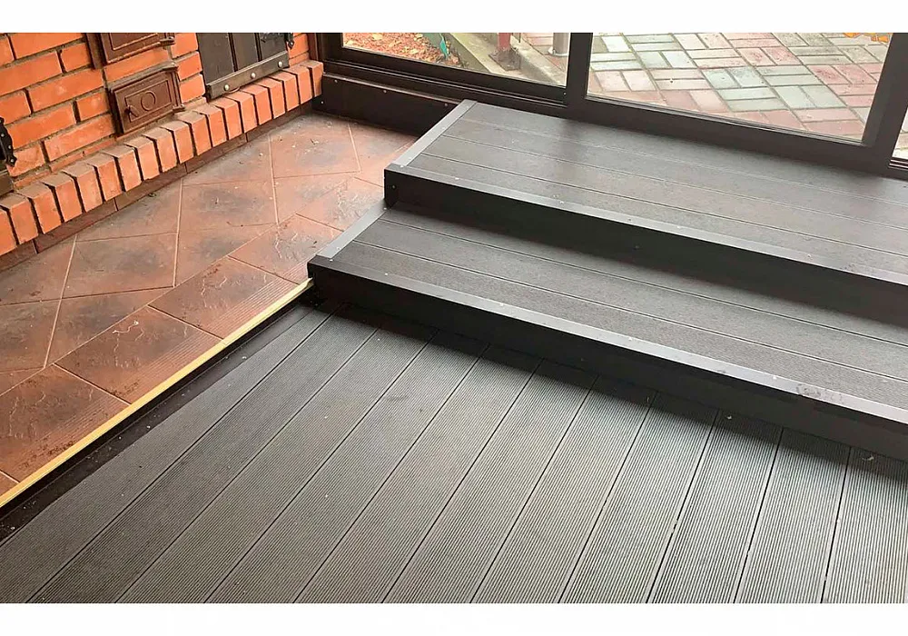 Напольное покрытие со ступенями, забор, крыльцо и ограждение в частном доме. Напольное покрытие со ступенями, забор, крыльцо и ограждение в частном доме.