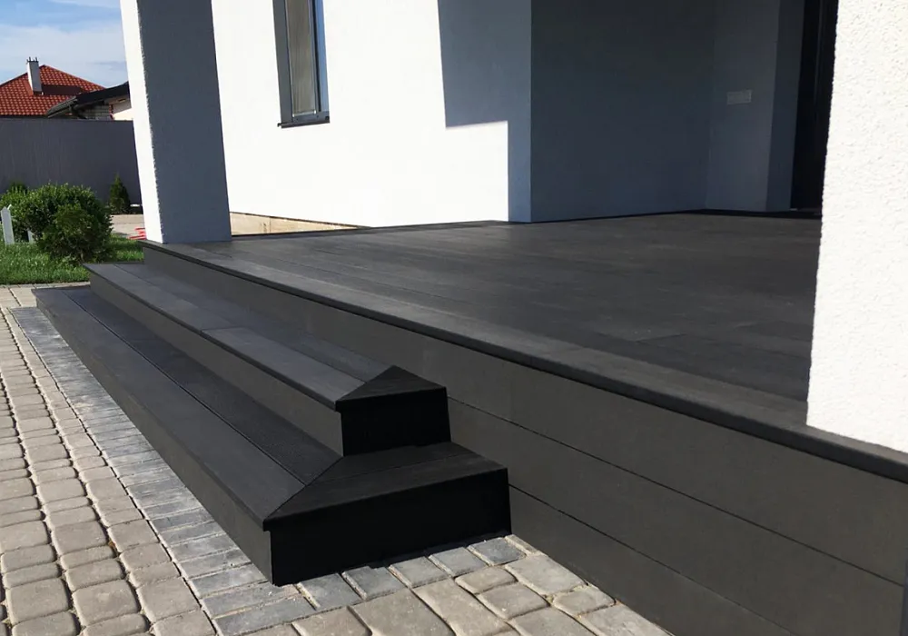 Терраса и крыльцо из ДПК в загородном доме Терраса и крыльцо из ДПК в загородном доме