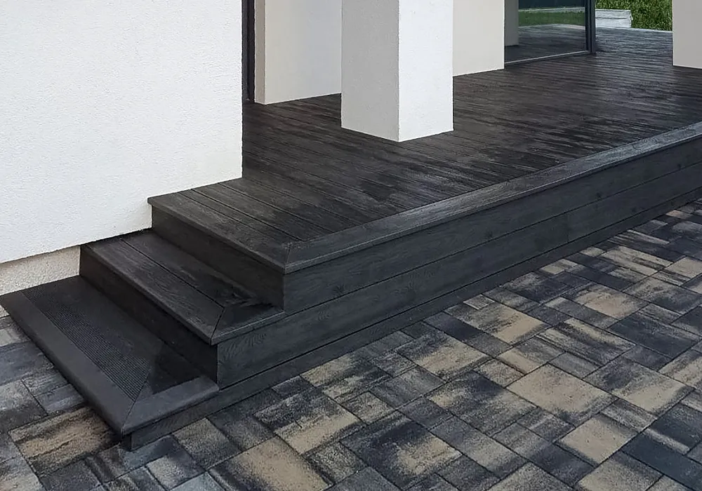 Терраса частного дома со ступенями Терраса частного дома со ступенями