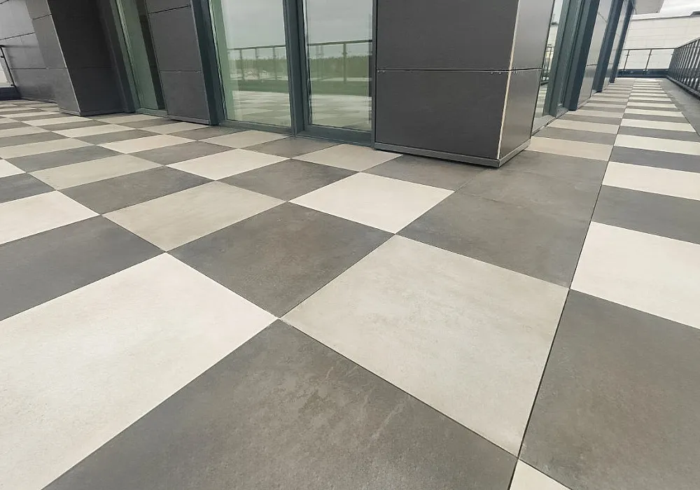 Террасный настил из керамогранита на регулируемых опорах Террасный настил из керамогранита на регулируемых опорах